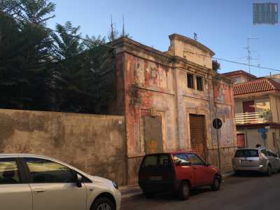 Ubicato in via Marconi ad angolo con via Palermo, a pochi passi dal Municipio, il "Cinema De Pinto" fu costruito nel 1910: nato come teatro comunale, fu dato poi in concessione nel 1927 all'agronomo Domenico De Pinto, che si preoccup� dell'ampliamento e gli confer� anche la funzione di cinematografo